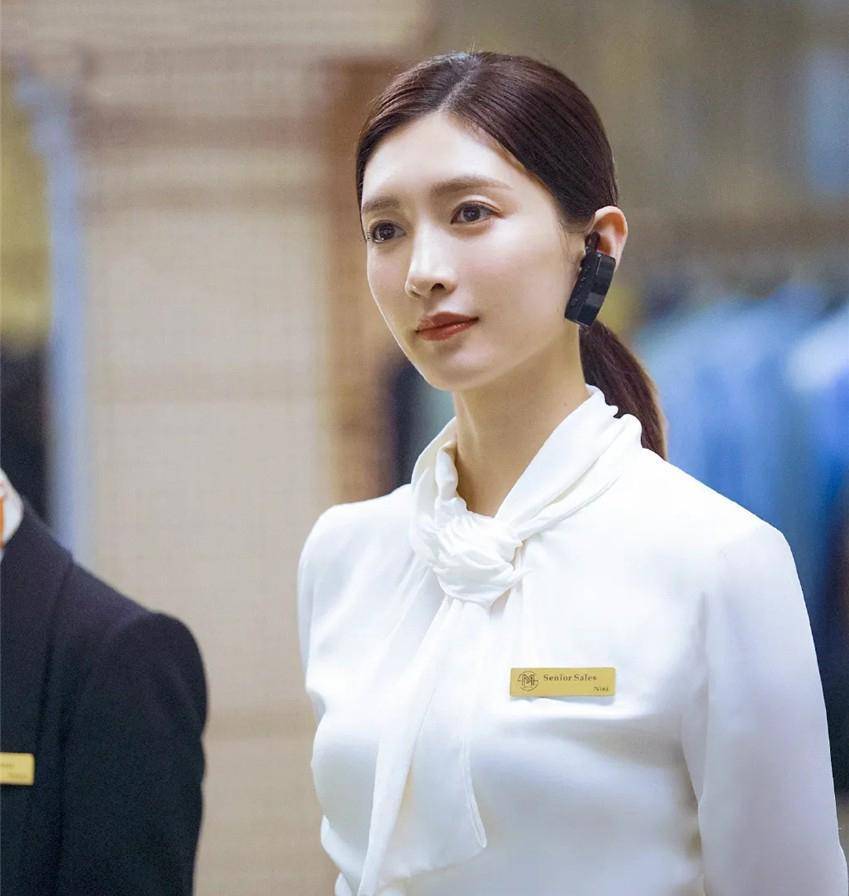 什么都不说就说说王漫妮的职业——柜姐王漫妮正是一家奢侈品店的柜姐