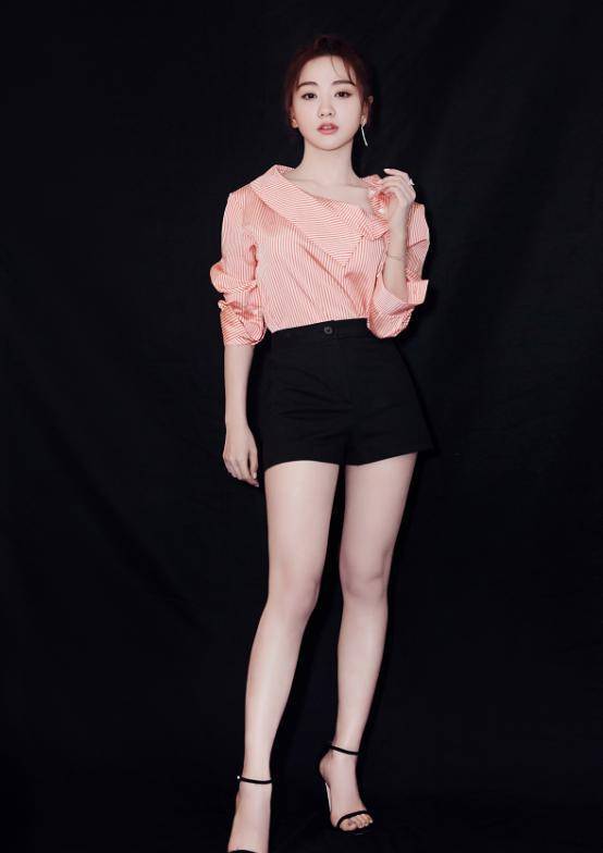 杨蓉长相身段没奔四感,穿衬衫加短裤腿长腰也细,状态就像小姑娘,杨蓉