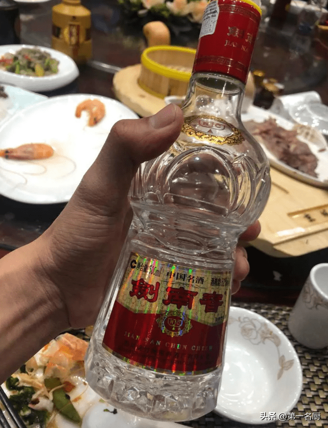 桌上摆满酒的图片真实图片