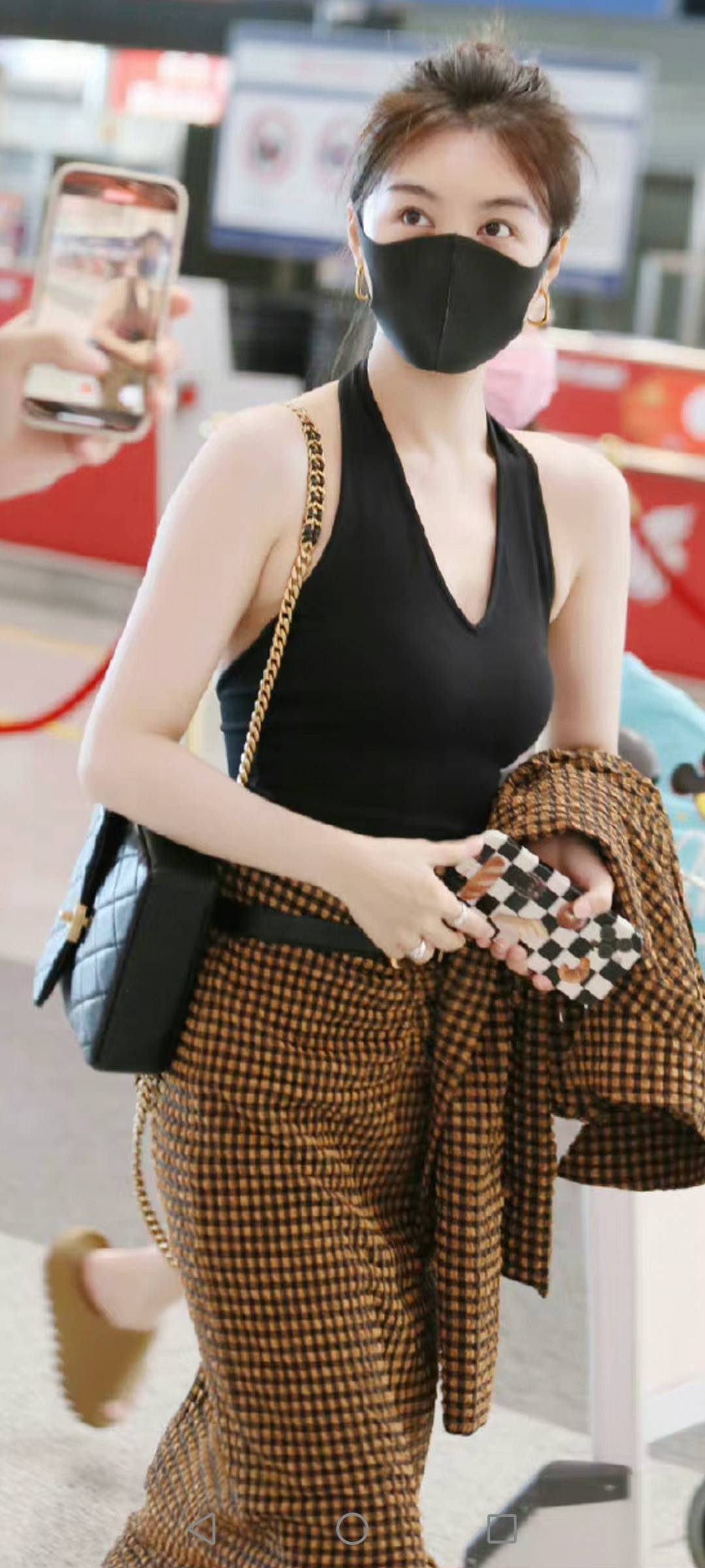 高清美图:李菲儿肩宽腰细人性感,秀场机场都敢秀_衣架子_肩膀_标准