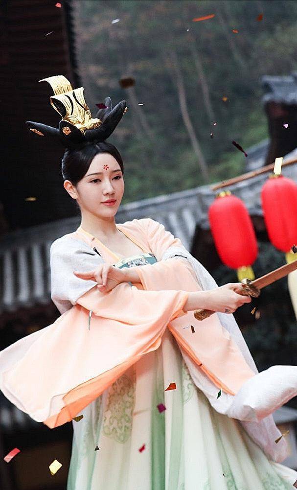 《青青子衿》"闻人姝"雨婷儿美图分享,感觉她比女主还漂亮!