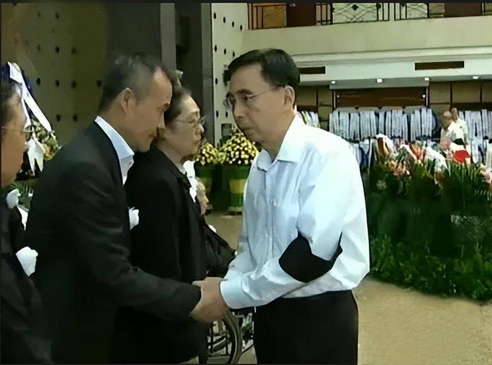 王石离婚10年：他再婚娶美女演员，单身前妻忍受车祸后遗症的折磨_王江穗_父母_父亲