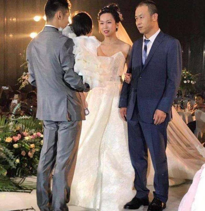 世界冠军张成龙,被富二代女友倒追3年,抱着1岁女儿举行婚礼_赵紫嫣
