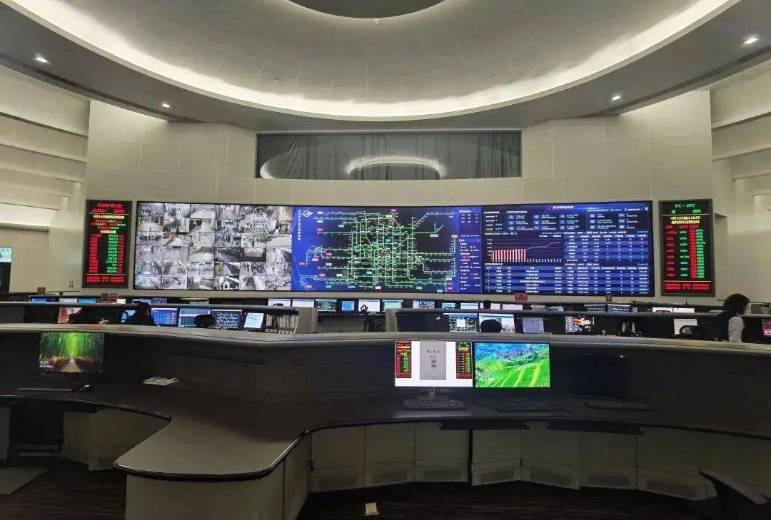 京投所属路网公司轨道交通指挥调度大厅/记者拍摄方志伟:"我们始终以