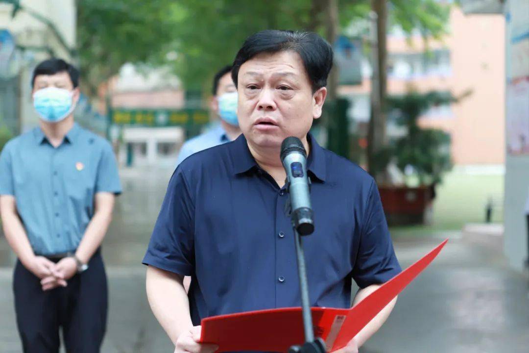 陈海涛,段建强共同为"灵宝市第二初级中学教育集团新灵西街校区"揭牌