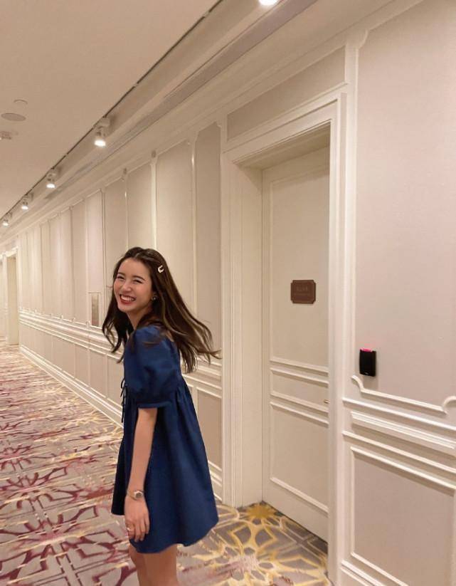 张子萱晒陈赫视角秀少女感,坐旋转木马笑容甜美,自称在逃公主_女儿_状