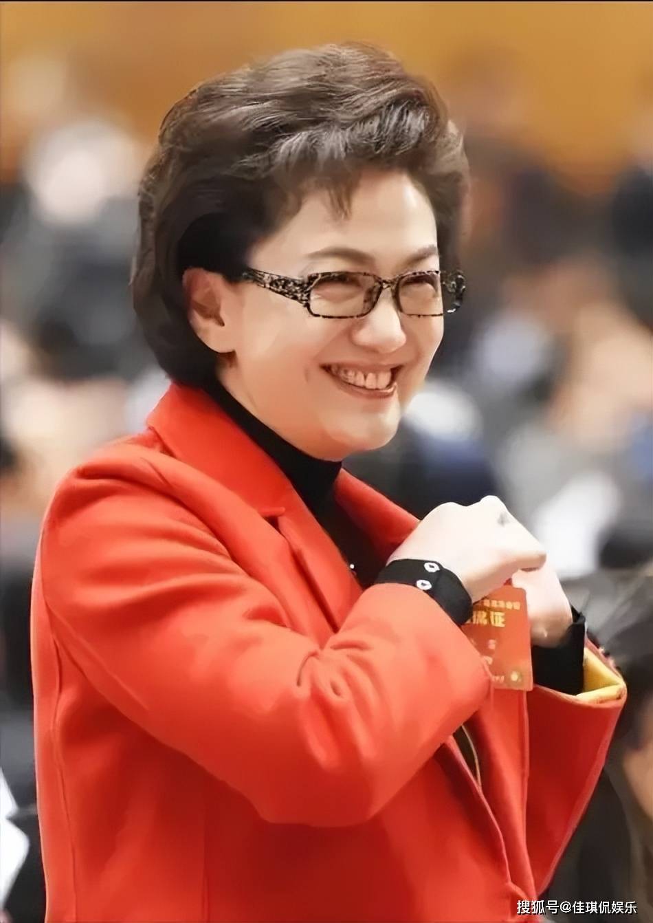 央视主持人海霞和"女儿国国王"朱琳牵手合照!