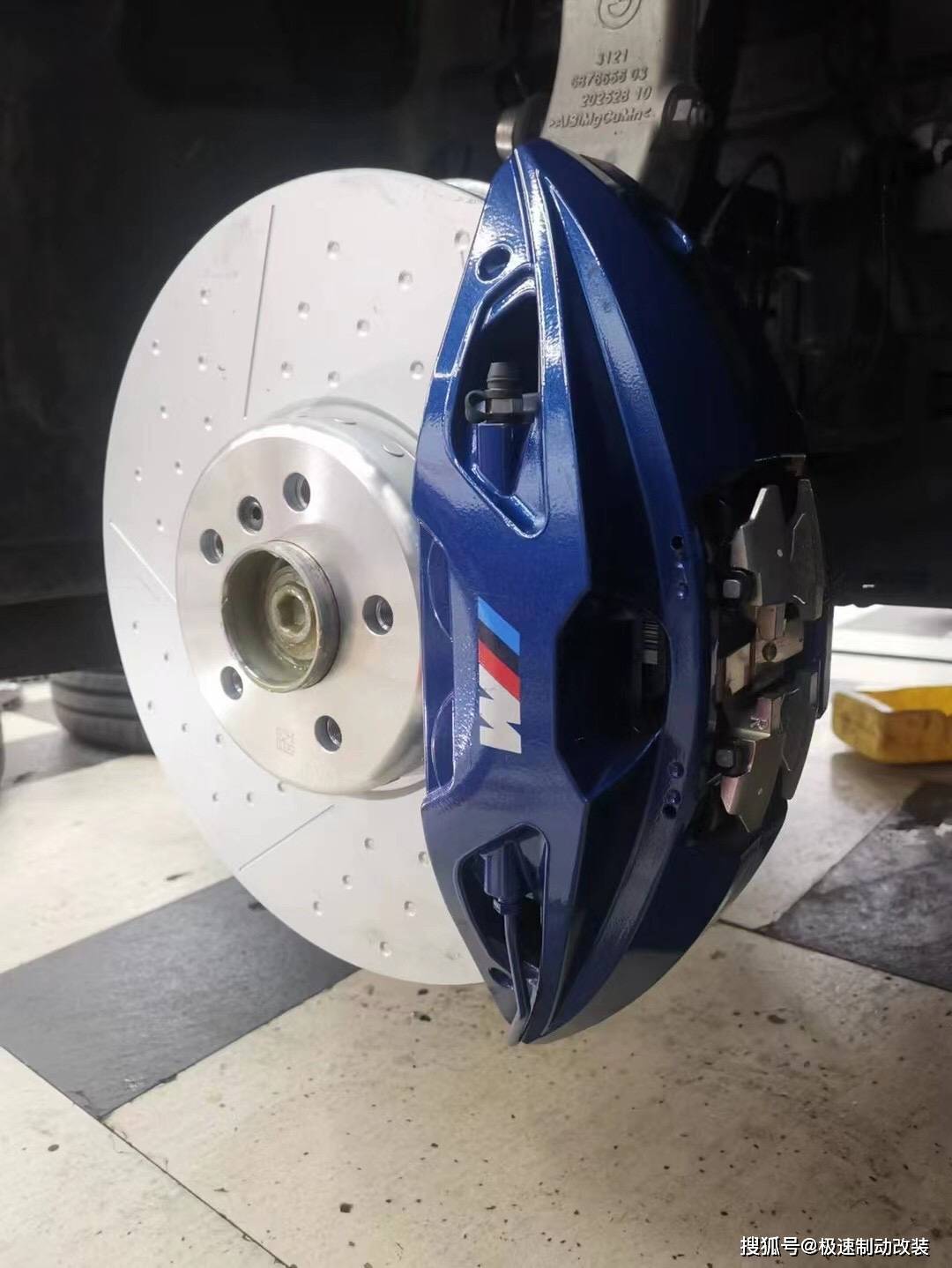 宝马x5刹车升级mp大四卡钳,原位无损安装,制动效果杠杠滴!