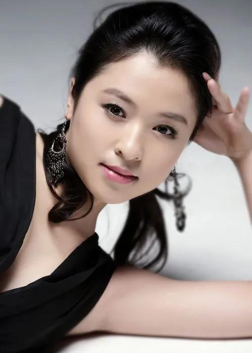 甜美的笑容,美丽大方的女人,依然年轻漂亮,出演了这么多经典作品.