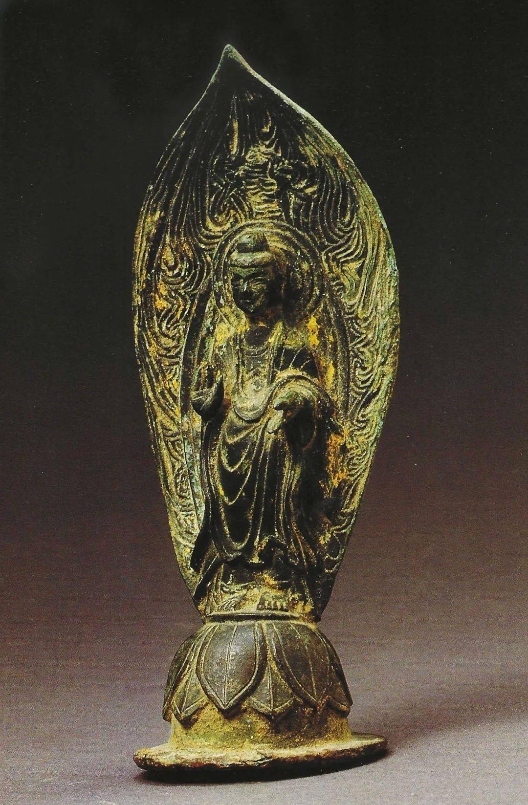 金铜佛立像,6世纪,高15厘米,山东博兴高昌寺遗址出土戴宝冠触地印装饰