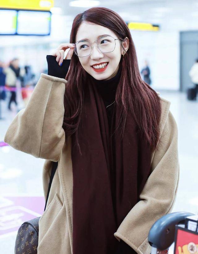 孟美岐快变"时髦精"了,驼色大衣内搭时尚衫走机场,围巾显品味_女性
