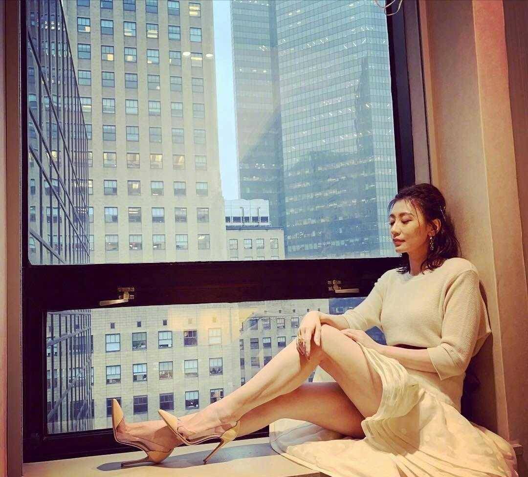 贾静雯真是冻龄女神,大波浪卷发搭配白色时尚连衣裙,减龄优雅_线条