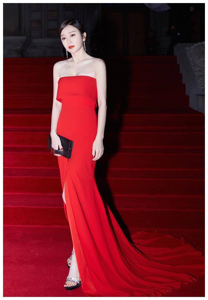 秦岚气质迷人,一袭深v红装出席时装周美成焦点,高级又大气_红色_礼服