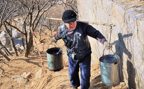 俗称挑水.70年代以前,在农村,担水家家户户离不开,几乎天天必须做.