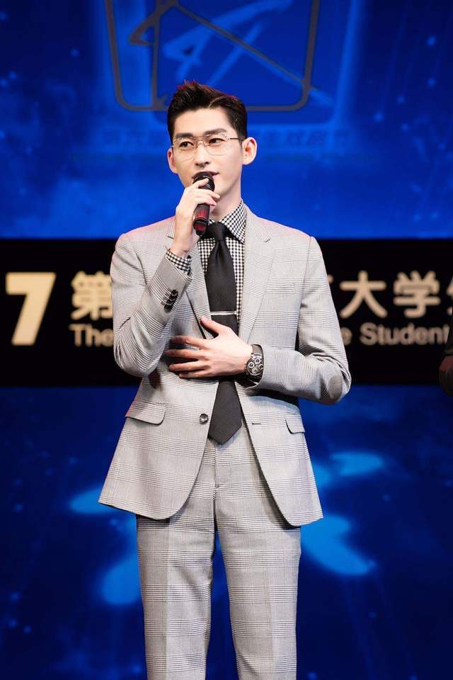 公认身材好的8位一线男星,肩宽腿长穿西装好看,搭档女星无压力_罗晋