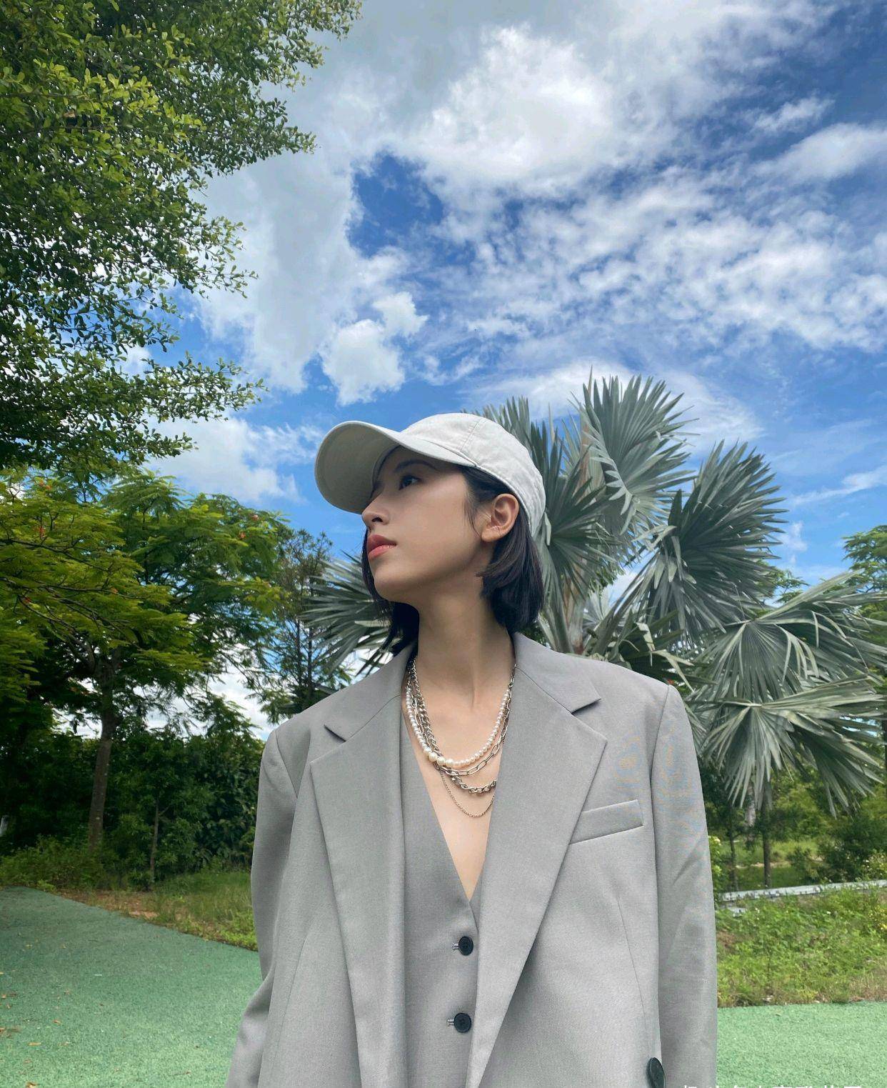 周雨彤穿西装配百慕大短裤好酷,酷是女生的一种态度,更是一种美_风格