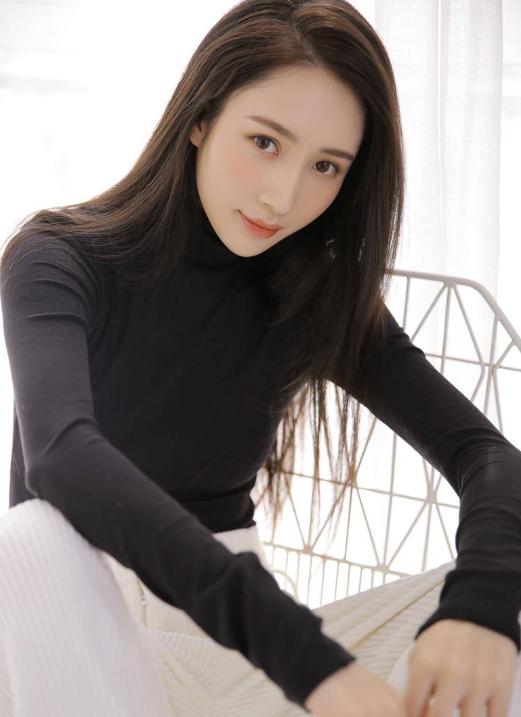 靓靓聊第44期:黑白简约时尚风的长发飘飘美女_颜色_气质_其本质