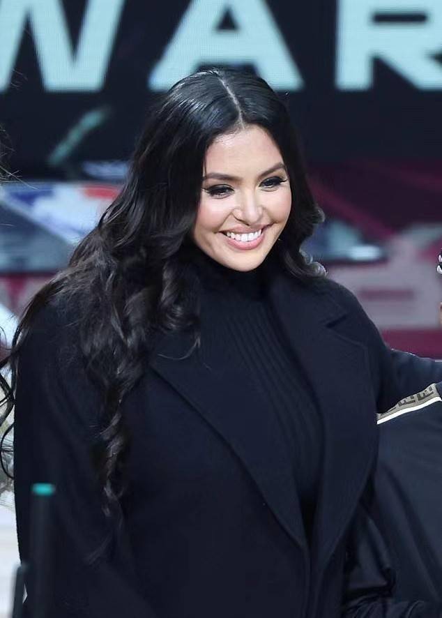 全黑造型显得太壮实,与保罗深情拥抱_瓦妮莎_黑色_身材