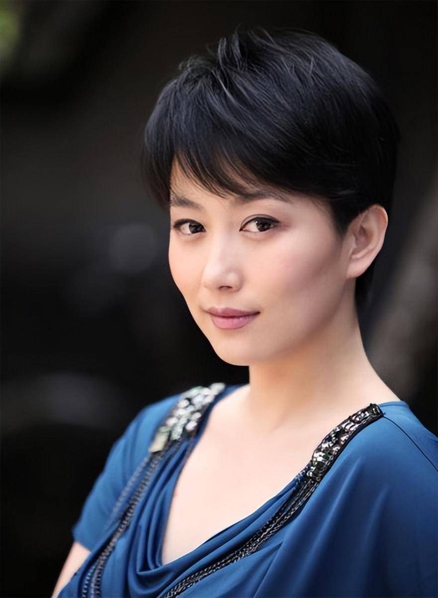 "江姐"丁柳元:放弃高薪空乘职业,45岁生活低调,婚姻状况成谜_父母