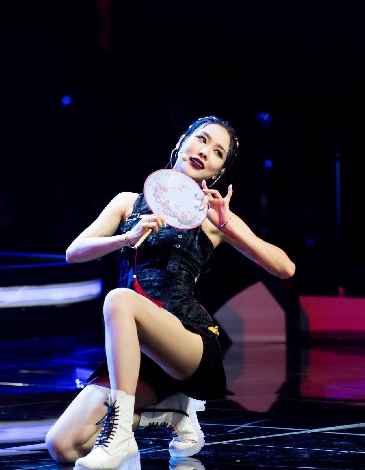 王霏霏心真大,穿紧身旗袍上台热舞还敢大劈叉,一般人模仿不来_时尚