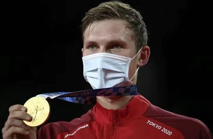 安赛龙获得世锦赛冠军后发布获奖感言:感谢家人,团队和球迷_羽毛球