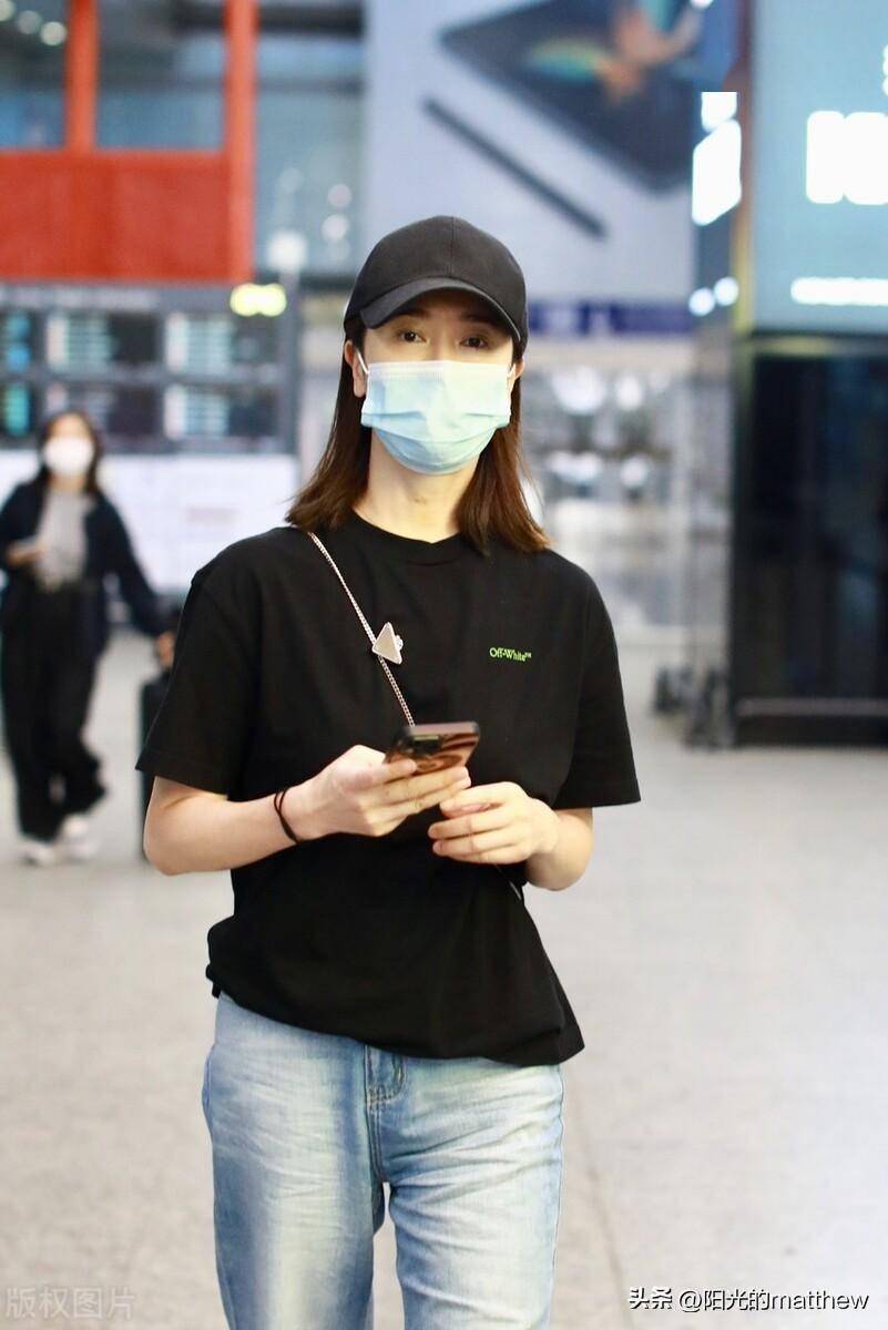 左小青黑色短袖牛仔裤现身机场,戴棒球帽休闲随性_机场_休闲_棒球帽