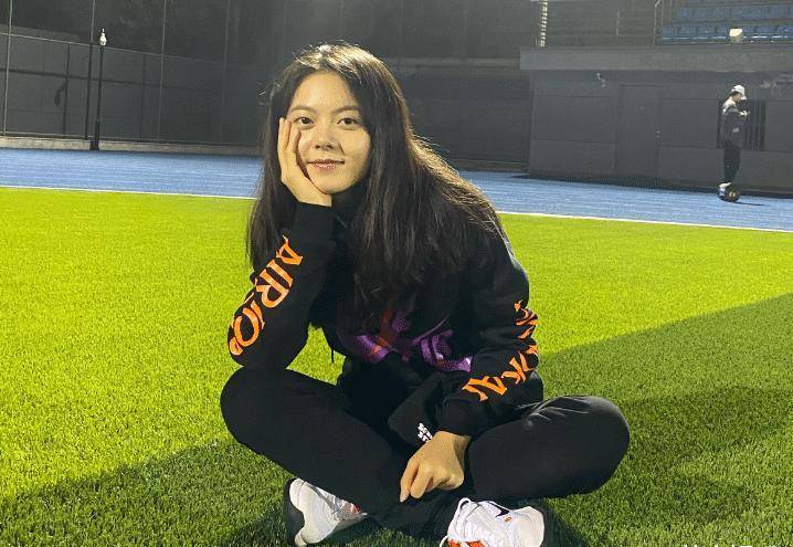 赵今麦晒大学校园生活,素颜肤色好真实,我却被她手机壳吸引目光_照片