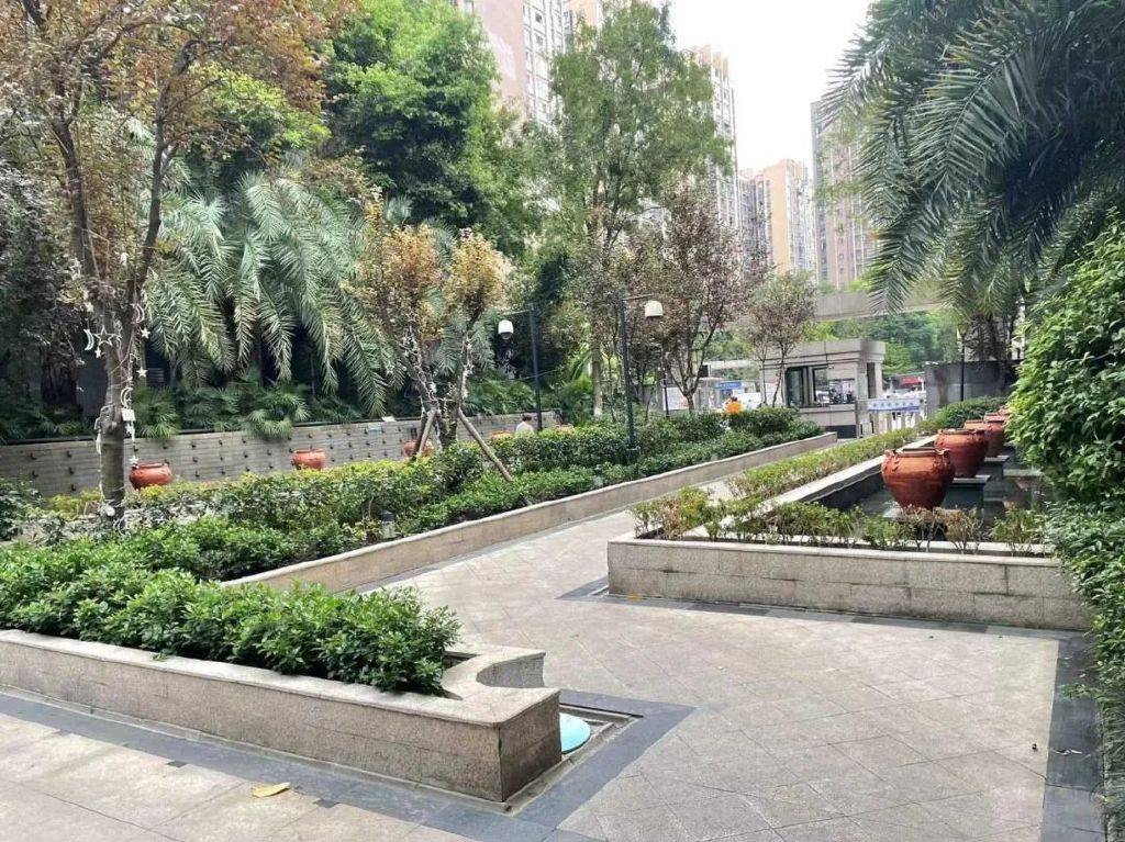 进入一期小区,有一段过渡的走廊空间.