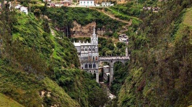 世界上最美的教堂，距今有上百年历史，建在峡谷之中游客络绎不绝