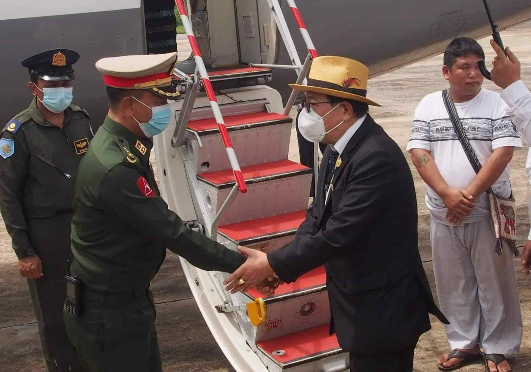 从大其力联邦公路到机场,人们举着写有"支持和谈