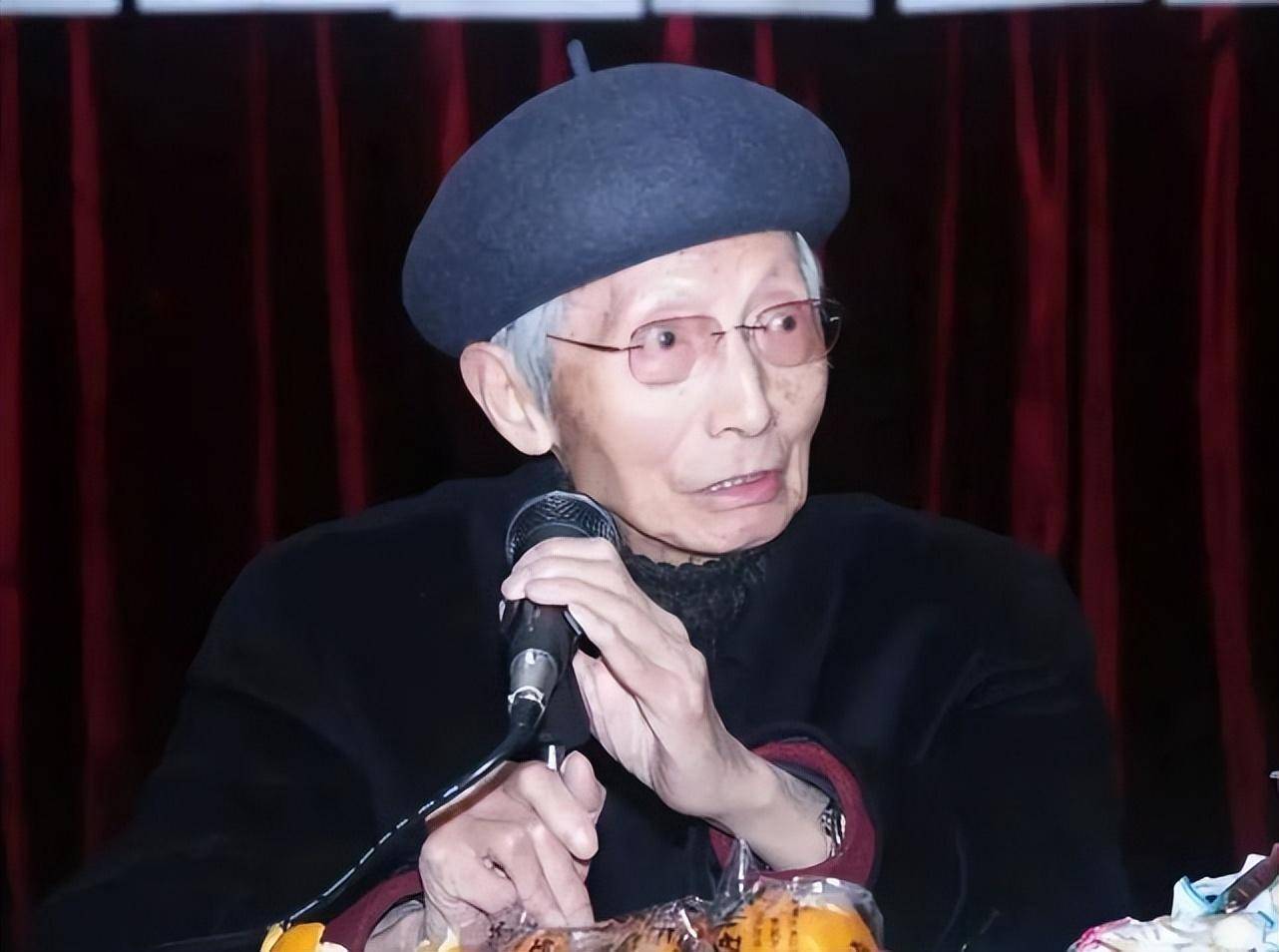 于是年纪轻轻的他独自前往上海中医学院学习中医,学习期间,他先后跟随