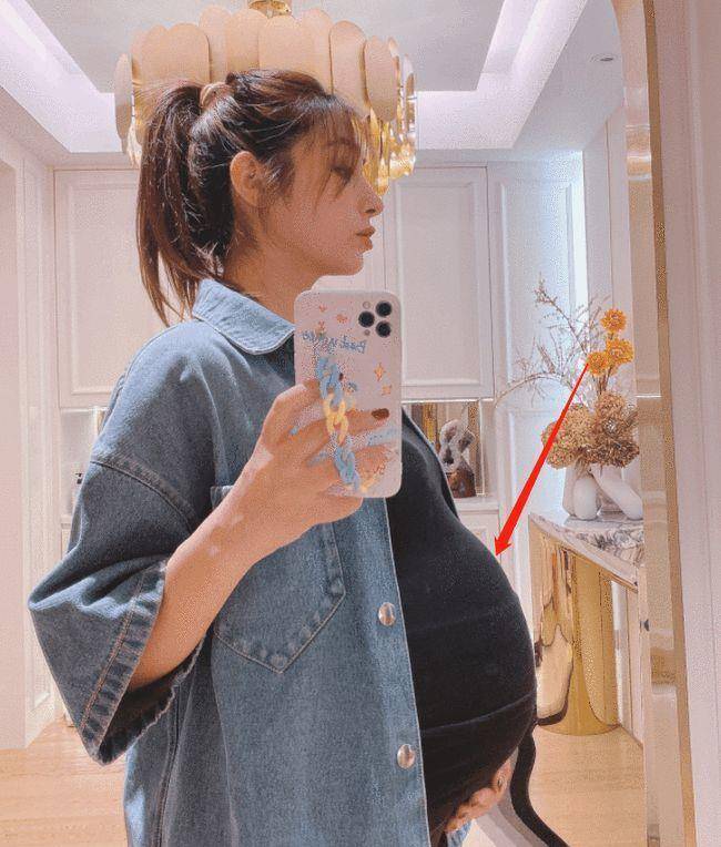 肚子太大用手托住,孕期大胆化妆涂指甲_照片_网友_平台