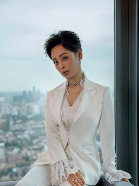 48岁的宁静,短发西装,气质而干练,不对年龄