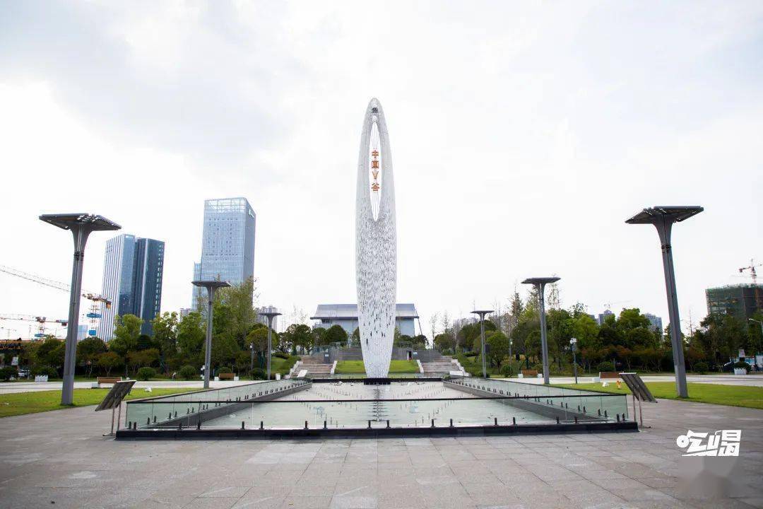 极简的造型尽显大气~矗立在2000多平的庆典广场中央它是整个马栏山