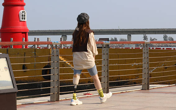 穿戴小腿假肢如何做到正常站立,步行