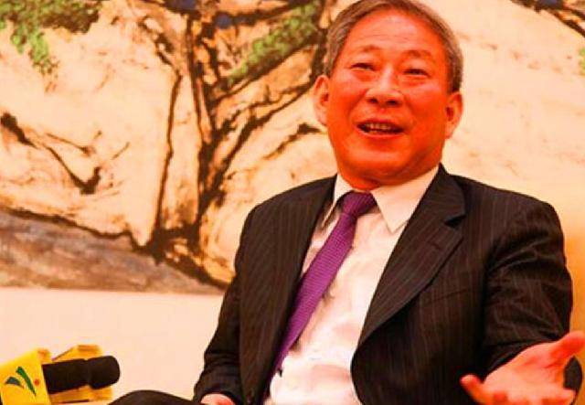 他和女学生结为夫妻,因生二胎丢掉饭碗,二胎长大后赚千亿回报_严介和