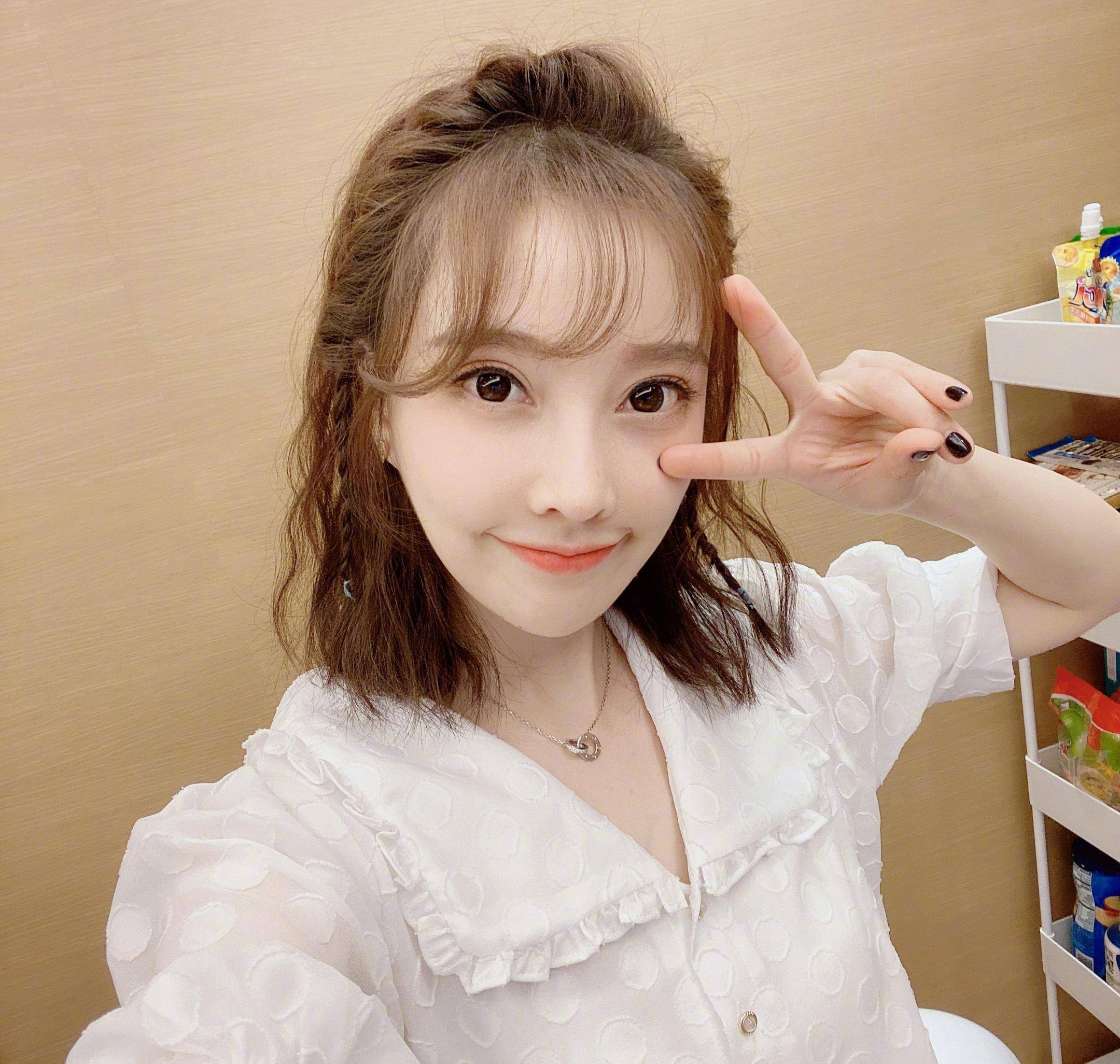 不得不说,冯提莫的颜值是真的抗打,可盐可甜确实是让不少的女孩子们都