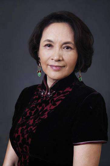 65岁宋晓英穿旗袍好高贵,配微卷发与年轻人合影,轻松美成焦点_女性