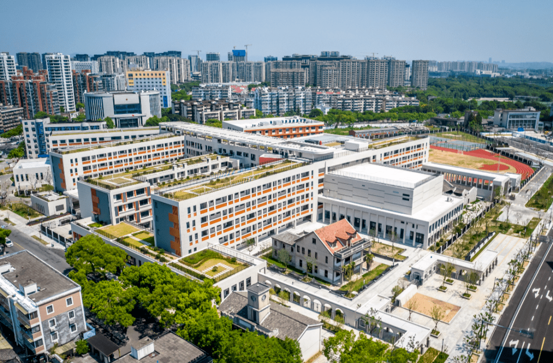 江北中心学校新学校位于江北区甬樾湾北侧,学校总用地面积65718平方米