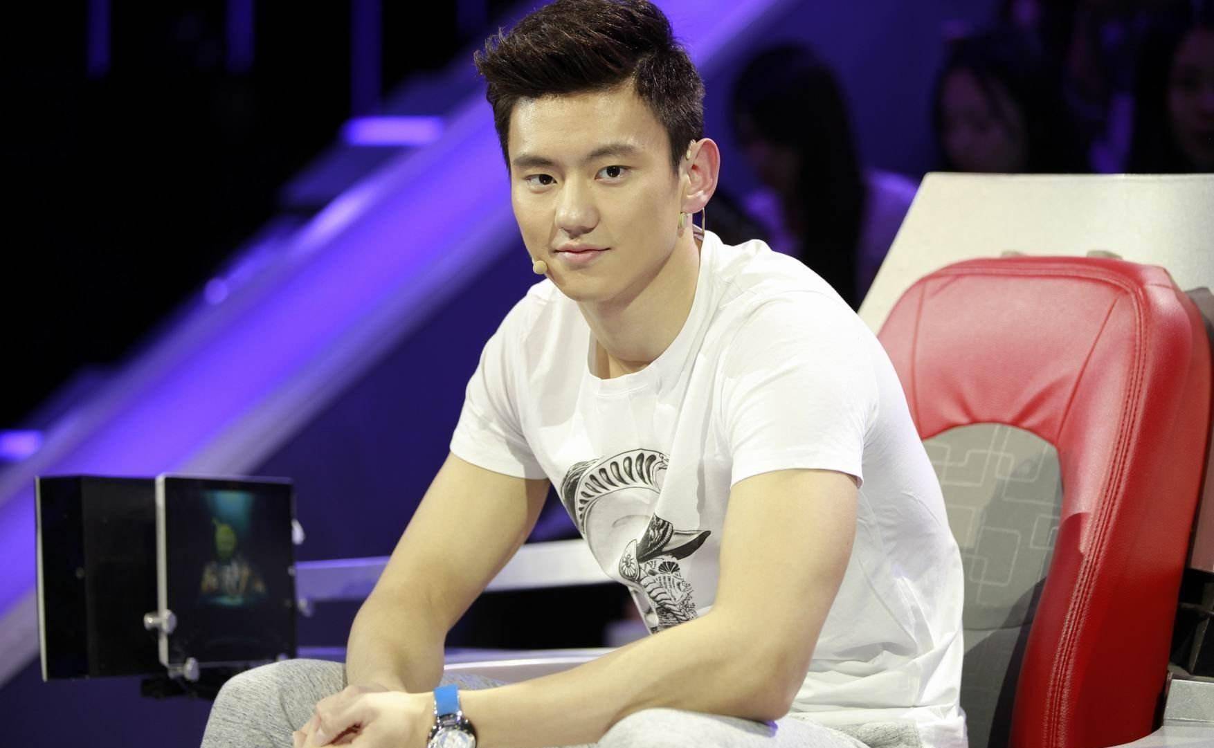 宁泽涛近况,他曝出与女朋友的合照,无论是身材,颜值都非常出彩_游泳