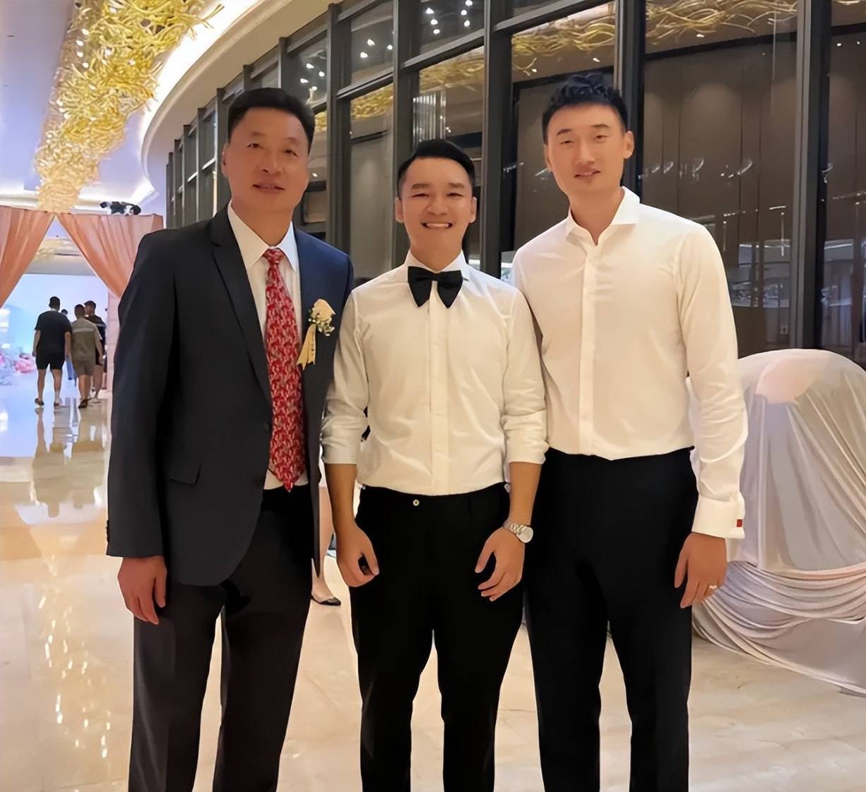 59岁李春江迎喜事,27岁儿子大婚,儿媳1米75大长腿,未婚产子_李京龙