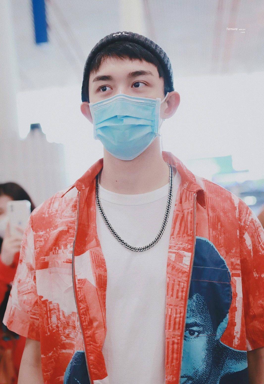 吴磊长大了,粉t恤牛仔裤配个儿童口罩对着镜头做鬼脸,太可爱了_弟弟