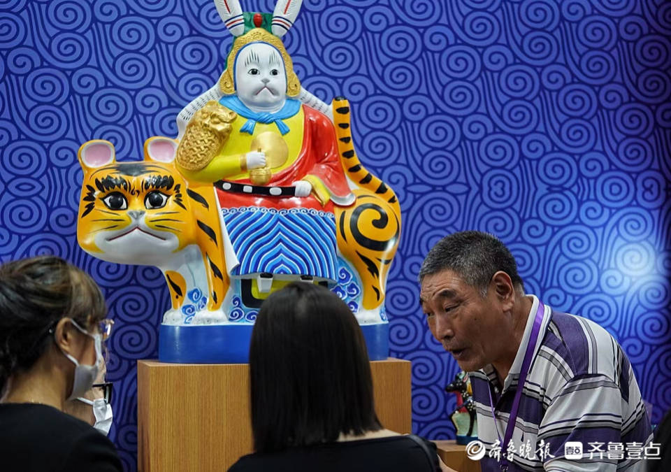 非遗博览会上，侃侃而谈的非遗传承人_戚勇_非遗_博览会