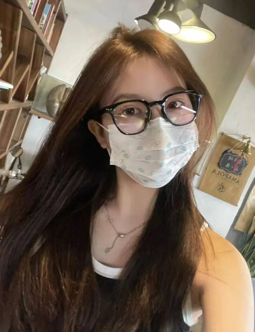 又火了一个自带美颜的腮红眼镜 显脸小女生哭着买