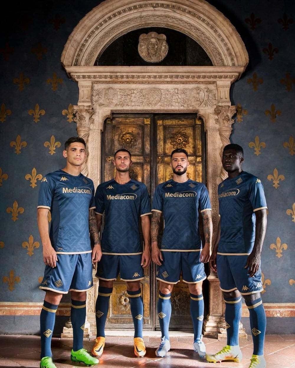 球衣通过金色元素与细节设计向位于维奇奥宫(palazzo vecchio)的百合