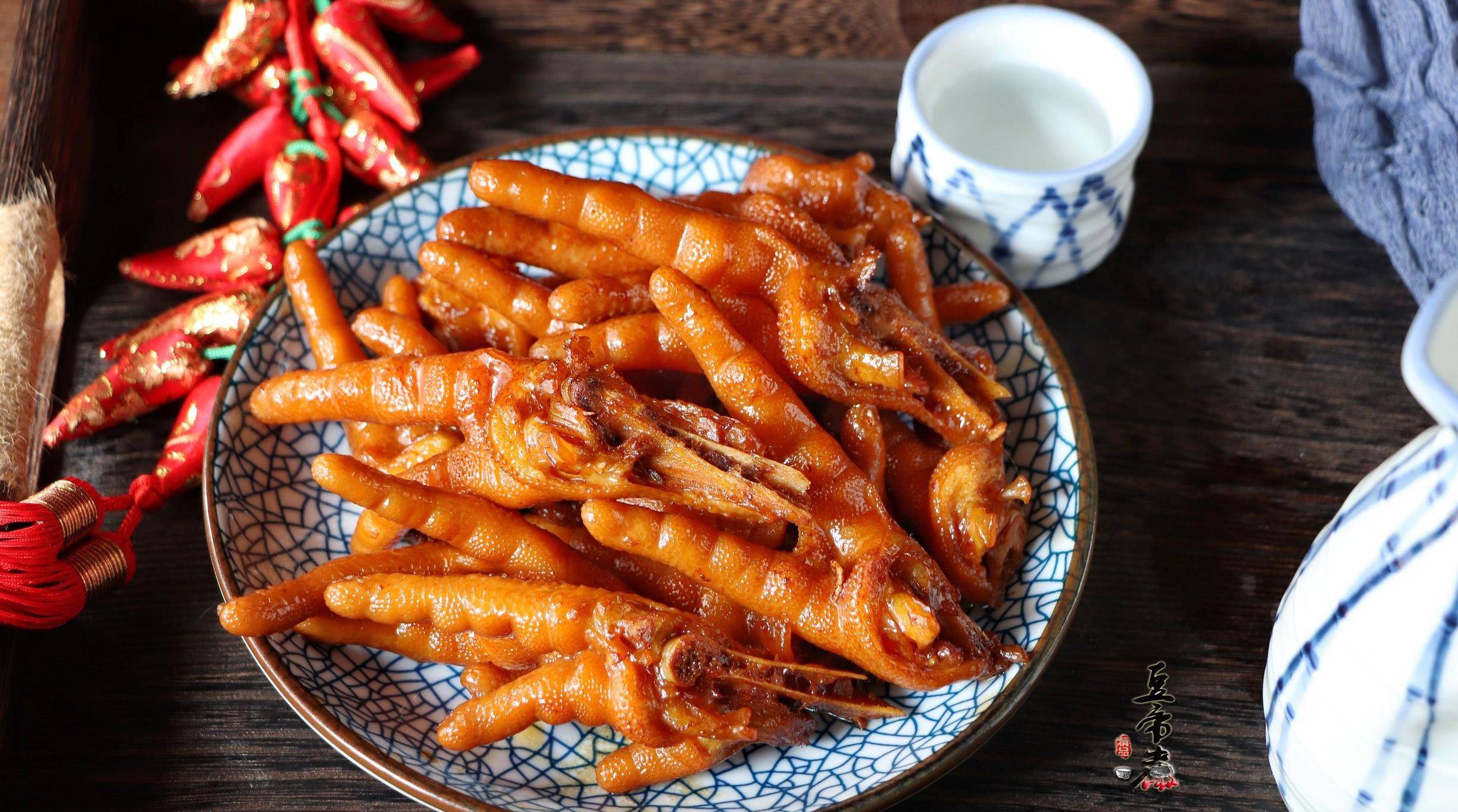 小贴士:在卤鸡爪的时候切记先把卤水煮二十分钟才放入鸡爪,放入鸡爪后