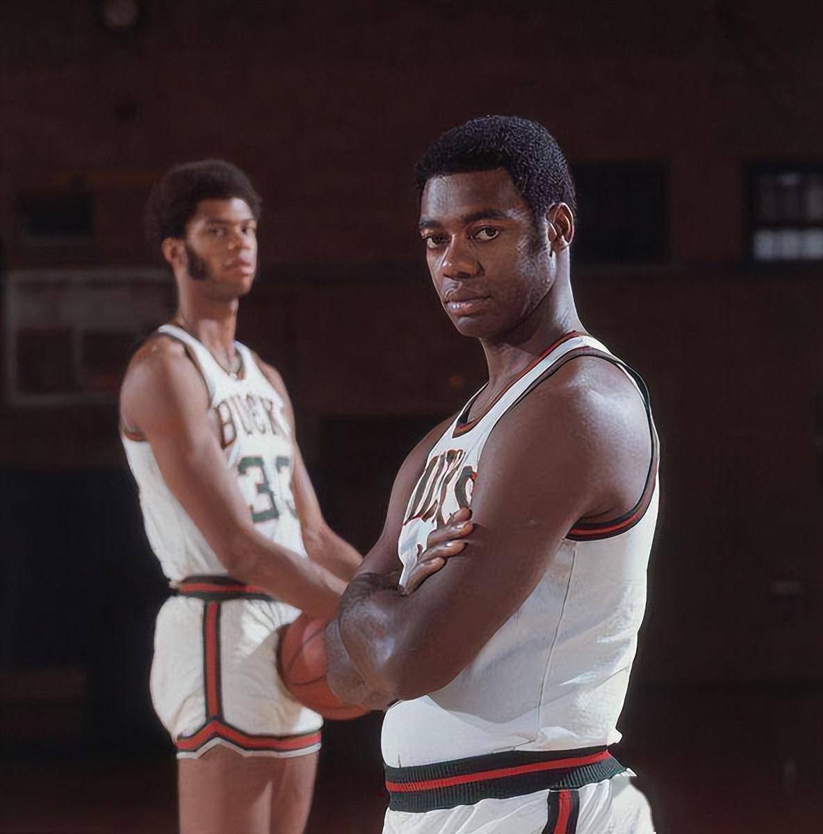 接着1970年他们又从皇家队那里交易来了大o奥斯卡罗伯特森,于是雄鹿队