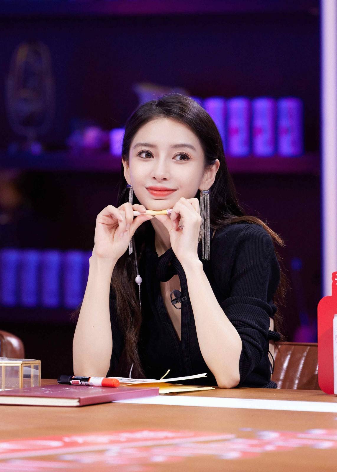 杨颖新综艺《心动5》首播,一见钟情甜甜的爱,想不心动也难_节目_黑色