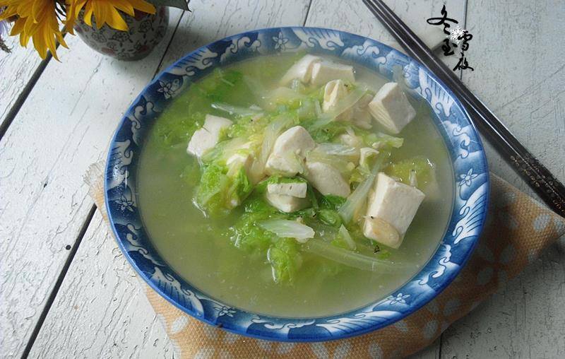 【白菜豆腐湯】材料:白菜5葉,豆腐1塊,蝦皮適量,芝麻油1湯匙,姜2片,鹽