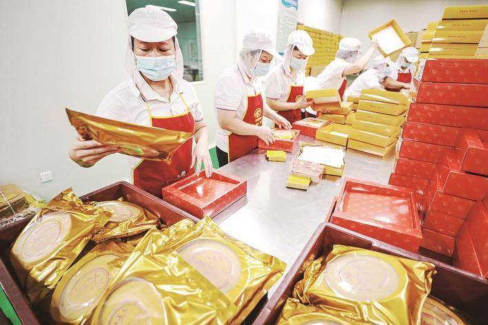 手工月饼生产忙_食品_漳州_郑文典